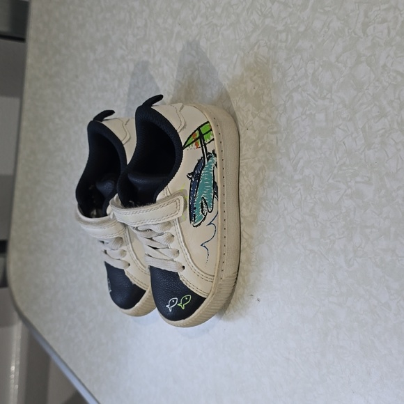 Carter's Toddler Sneakes Size‎ 6 - Picture 1 of 9